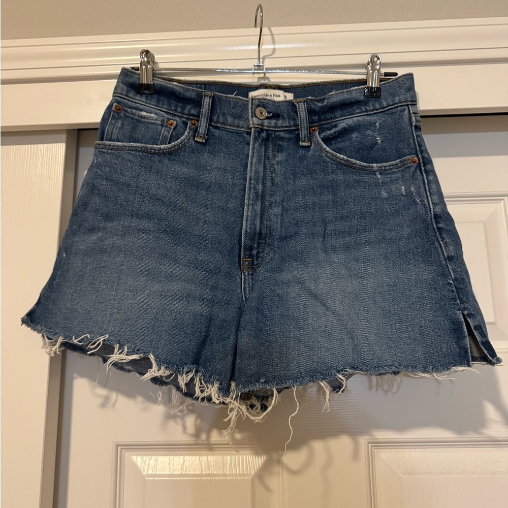 Abercrombie & Fitch Curve Love 4 inch Mom Shorts. Size 28/6.